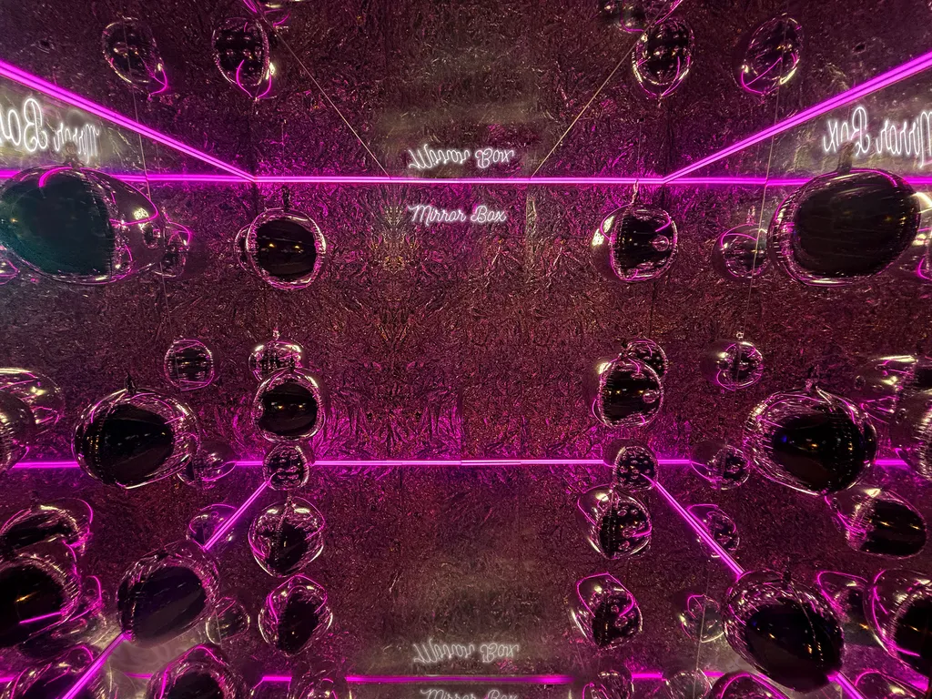 Louer un photobooth miroir avec insta box Pictiz pour salon professionnel à Nice sur la côte d'Azur