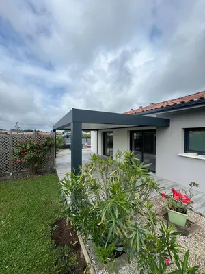 Pergola bioclimatique de chez Kostum sur mesure installée sur Mios proche de La Test de Buch et du Teich, communes du Bassin d'Arcachon 