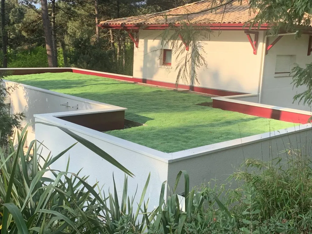 Comment faire pour installer une toiture végétalisée par un paysagiste près de Mimizan