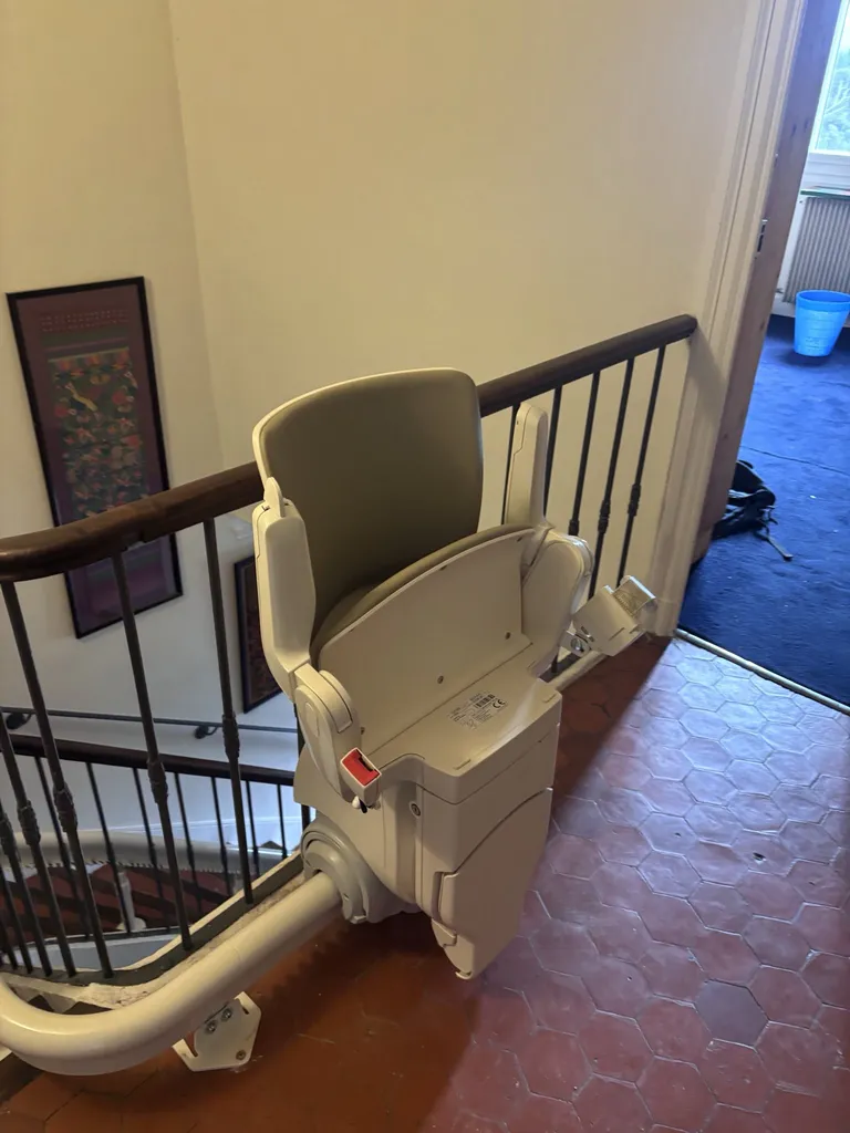 Fauteuil monte-escalier OTOLIFT Smart replié sur le palier R+1 une fois utilisé pour un espace préservé dans cette villa à Marseille