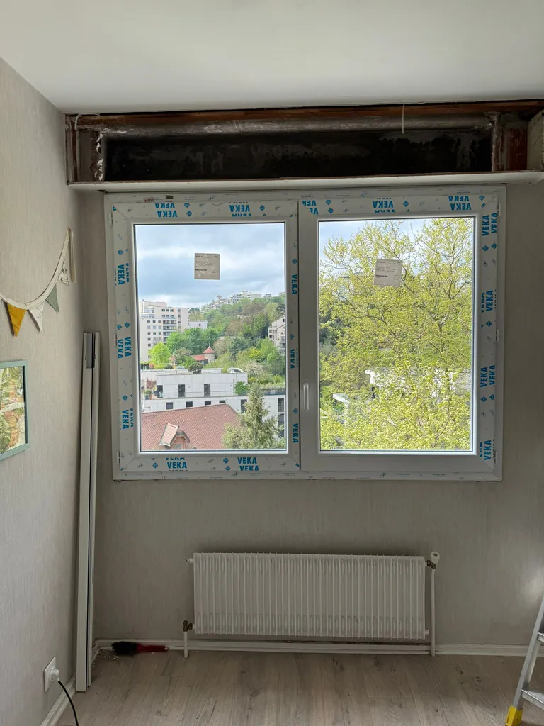 Remplacement en dépose totale d’une fenêtre bois par une fenêtre pvc Franciaflex avec volet roulant traditionnel France fermeture à Saint-Priest