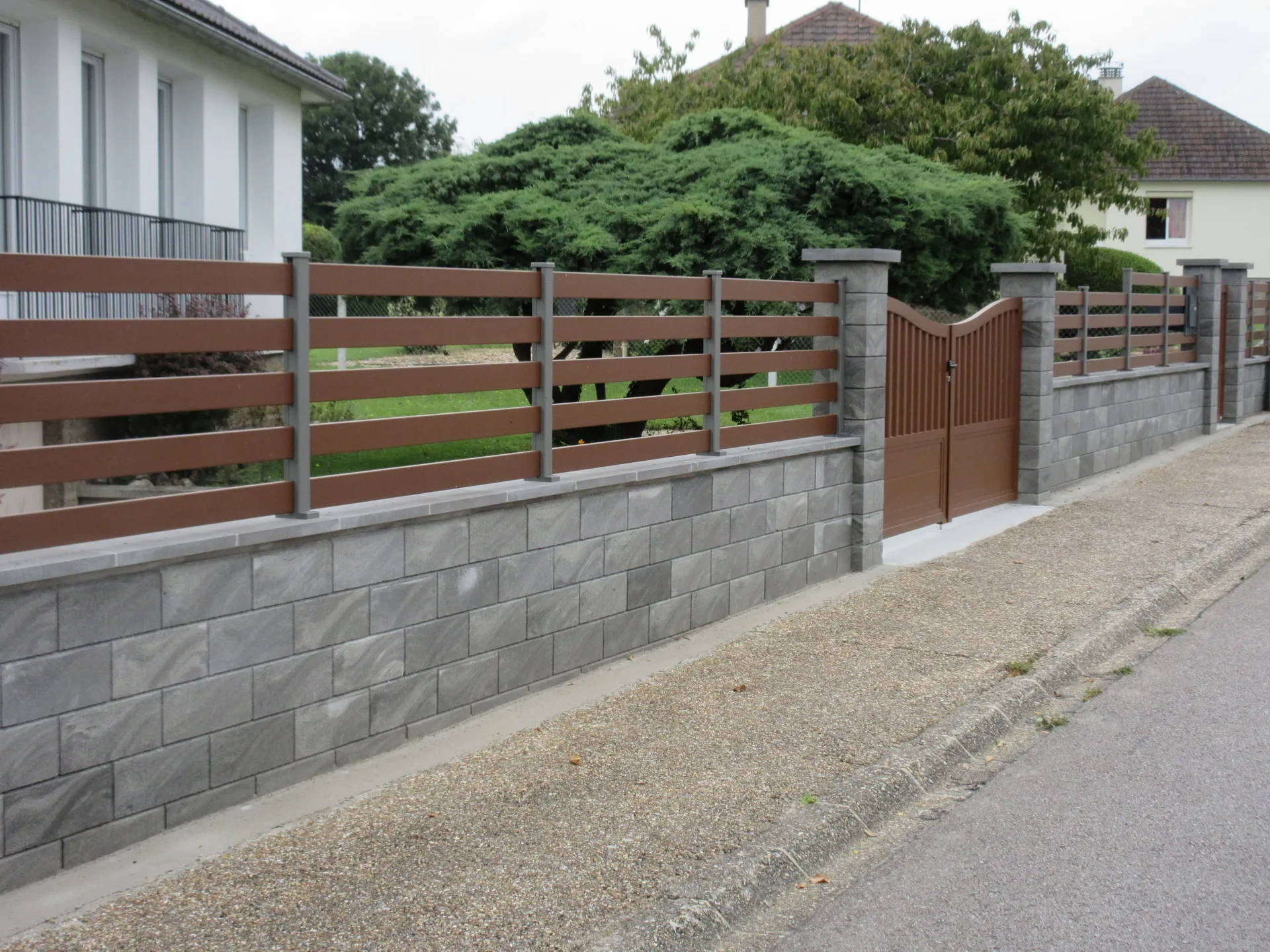 Pose de clôture en Aluminium sur le mur d'une propriété de particuliers à Mont Saint Aignan en Seine-Maritime 76