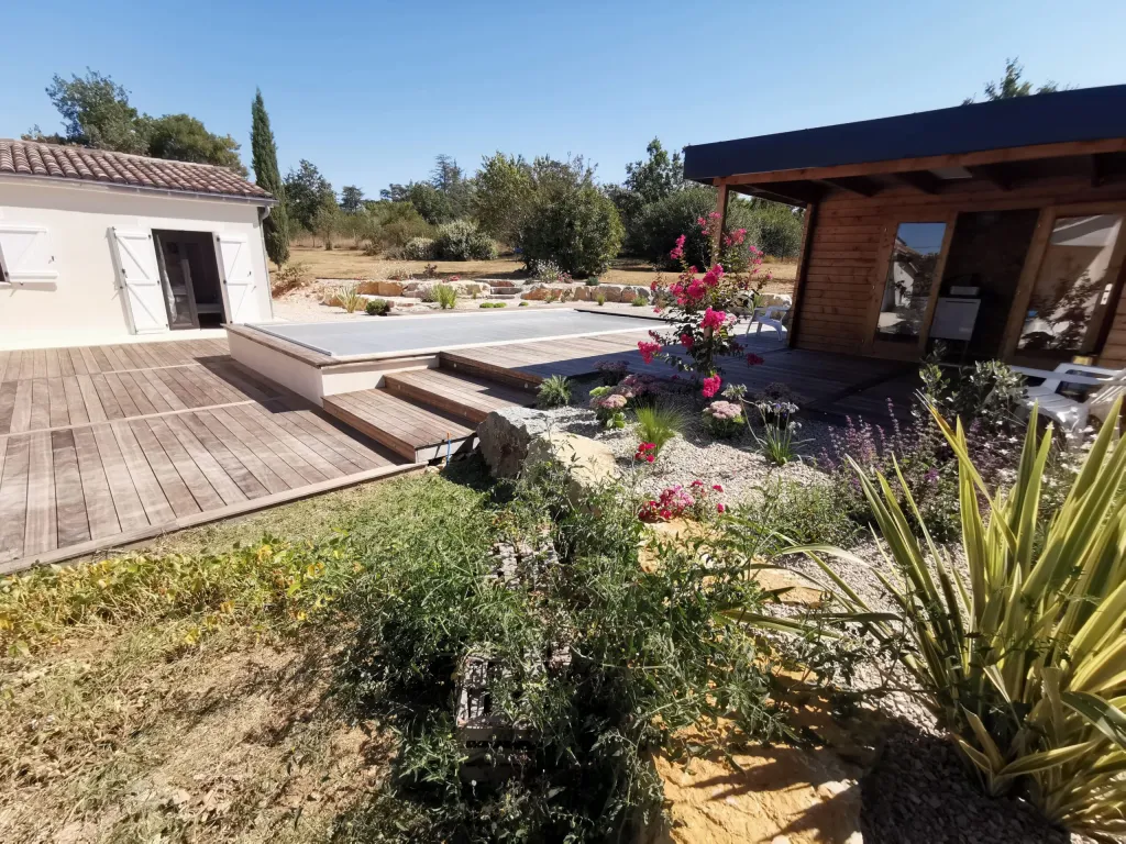 Notre zone d'activité pour ce serviceExtension bois avec toit plat pour création d’une suite parentale lumineuse et indépendante à l’arrière du jardin à