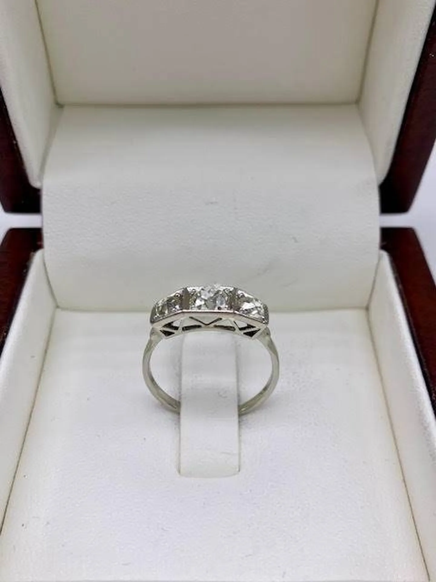 Séduction Vintage: La Bague Jarretière en Diamants chez Or Ligne en Gironde