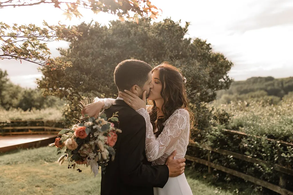 Les Mariages de Mademoiselle L mariage bohème chic dans les tons rose et terracotta dans un château près de Saint Emilion en Gironde - Olga Pallet