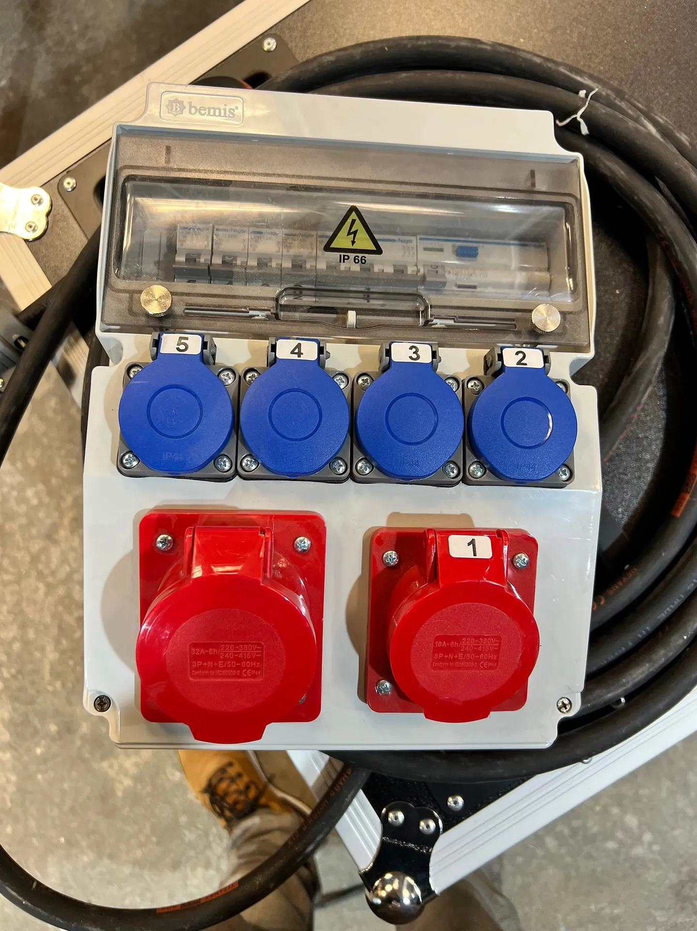 COFFRET ELECTRIQUE 32A TRI VERS 1X 32A TRI + 1X16ATRI+ 4 PC 16A MONO