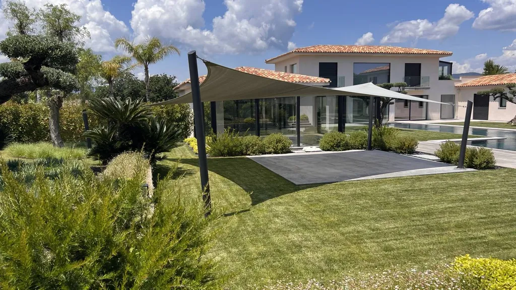 Protection solaire pour espace public dans le Var a Saint tropez 