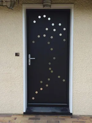 Installation d'une Porte d'entrée PVC panneau plein décoratif sur mesure sur Artigues près de Bordeaux, en Gironde