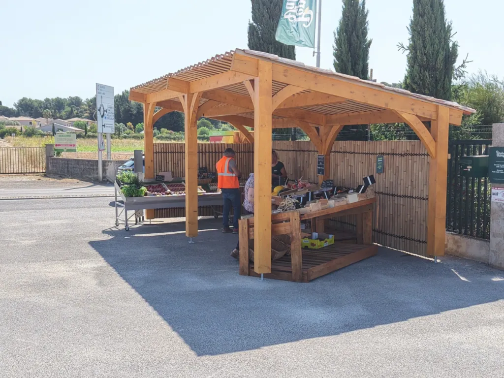 Construction sur mesure d’un abri bois de 7,5 m x 3 m à Ollioules (83190) : un projet à 8 000–10 000 € mené pour la Pépinière Valbray, 262 avenue Jean Monnet, par un artisan charpentier local expert