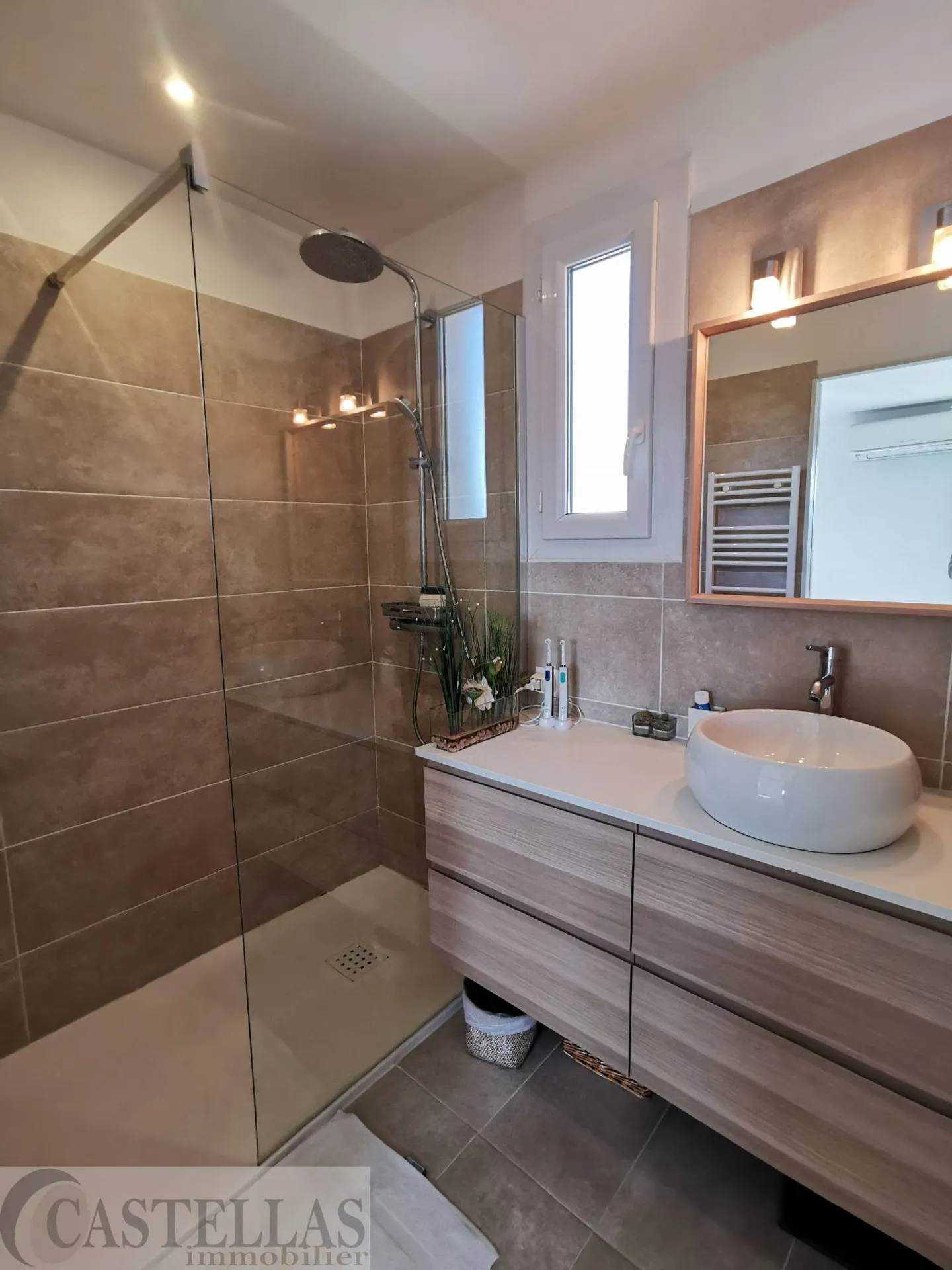 Cassis sur les hauteurs, au calme, belle maison moderne avec piscine et vue mer et Cap Canaille