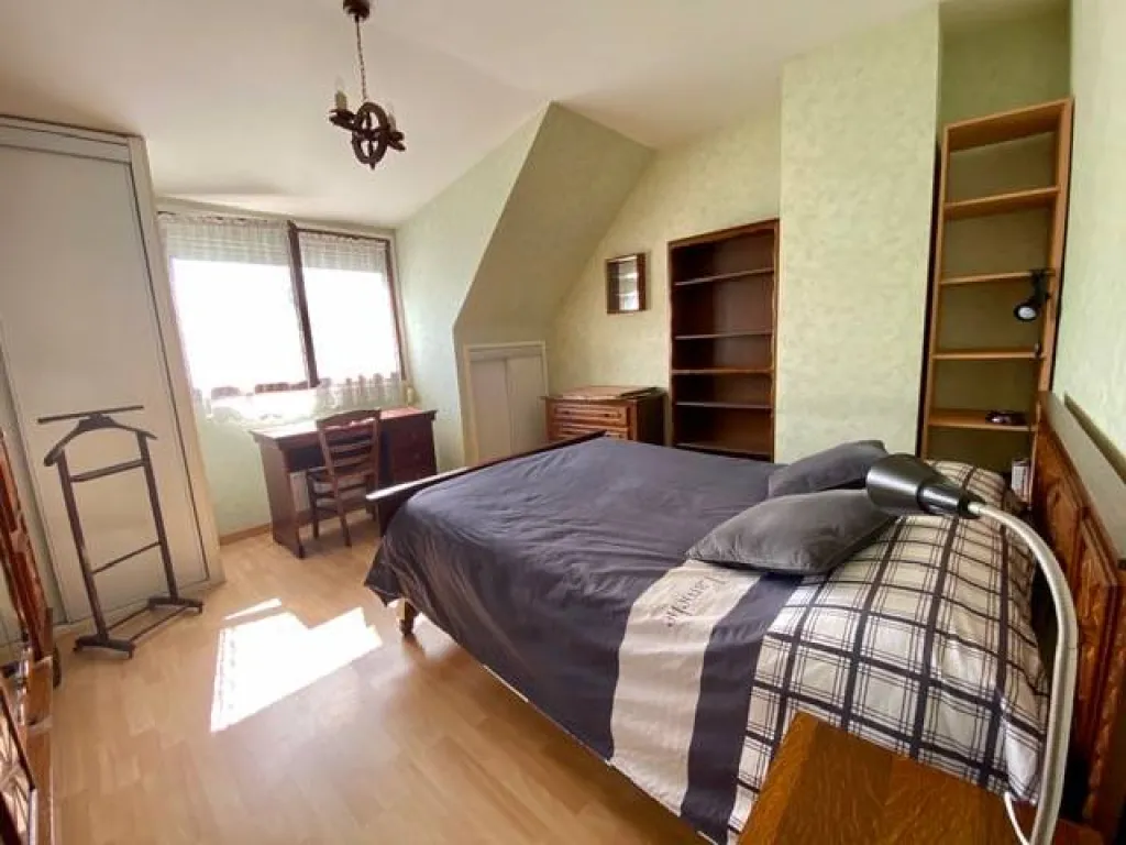 À létage vous trouverez trois chambres une salle de bain