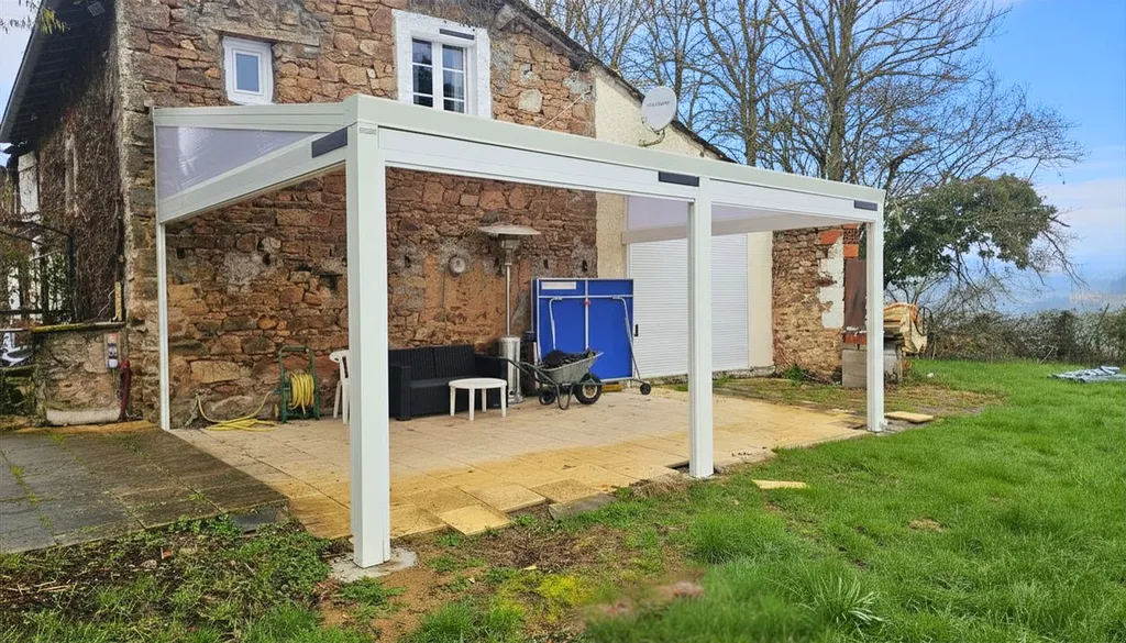Pose d'une pergola alu Heolian adossée sur 3 poteaux avec stores zips motorisés à Mably près de Roanne (42)