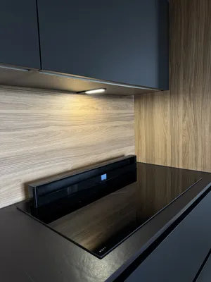 Cuisine italienne Armony haut de gamme avec façades X-Black Mat, systèmes d’ouverture premium et agencement ergonomique de précision professionnelle