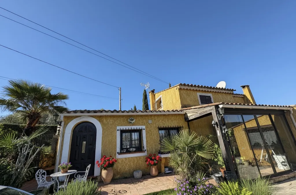 Somptueuse villa familiale baignée de lumière avec jardin paysager et terrasse ensoleillée, située au calme absolu proche de toutes commodités.