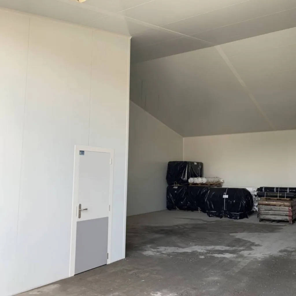 phase finale de la chambre froide positive pour producteur agroalimentaire de fraise toit avec 2 pentes 