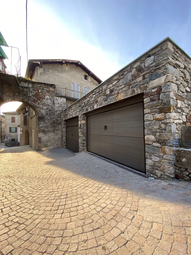 Porte de garage sectionnelle Silvelox bois avec portillon intégré pour architectes