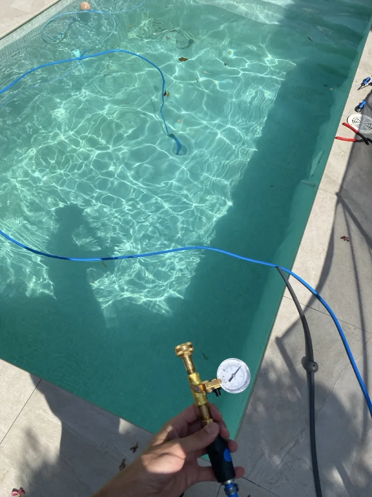 Intervention de détection de fuite sur piscine béton par un technicien spécialisé à Bourges dans le Cher SABACA CENTRE VAL DE LOIRE
