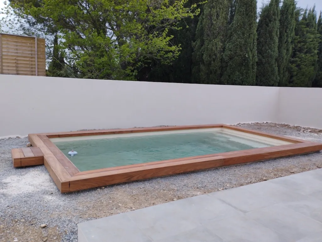 Contour de piscine en bois exotique Jatoba : esthétisme, confort et durabilité pour un extérieur haut de gamme à Montpeyroux proche de Montpellier