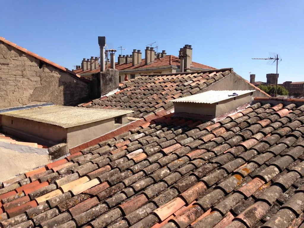 Rénovation d'une toiture d'une maison de ville à Salon de Provence  - toit avant rénovation
