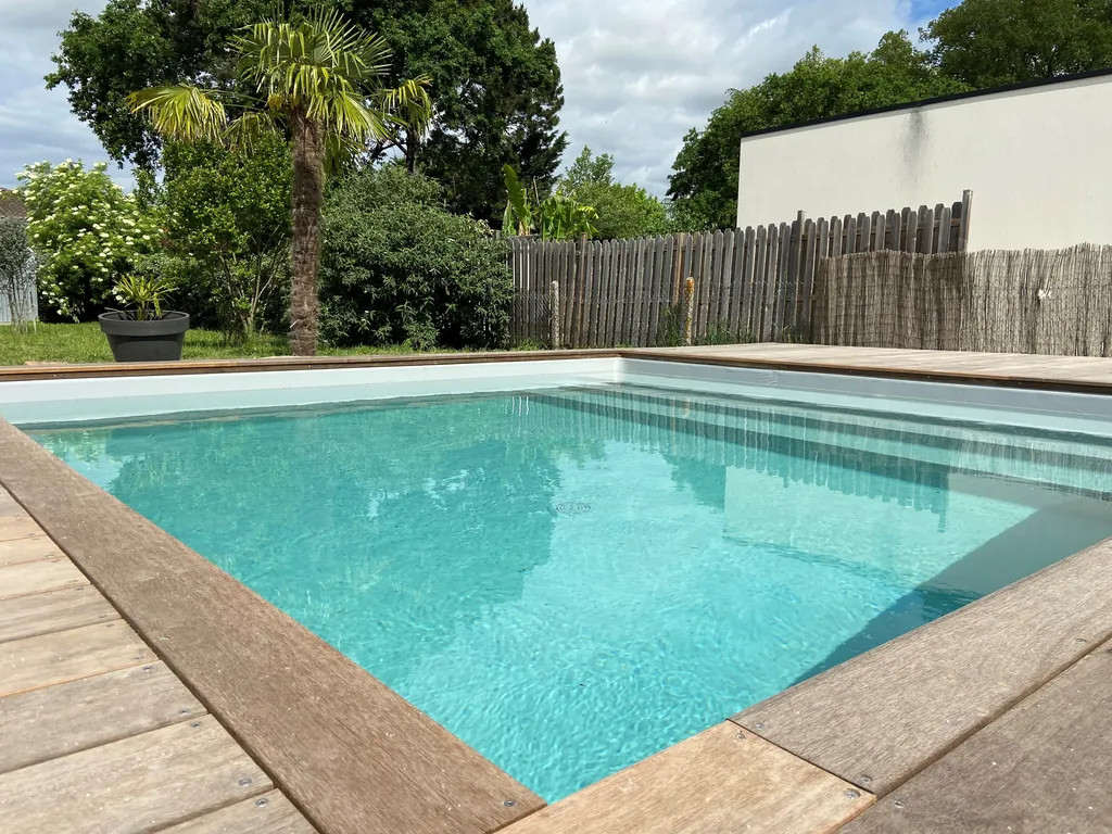 Piscine sur mesure à Le Bouscat avec filtre à sable, liner gris clair et pompe à chaleur