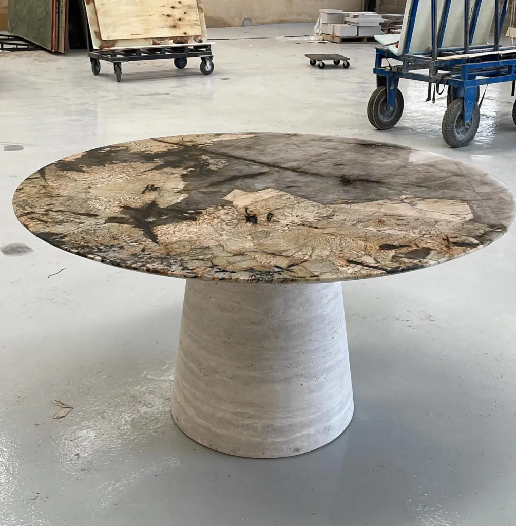 Table ronde en quartzite exotique poli : une pièce unique de caractère