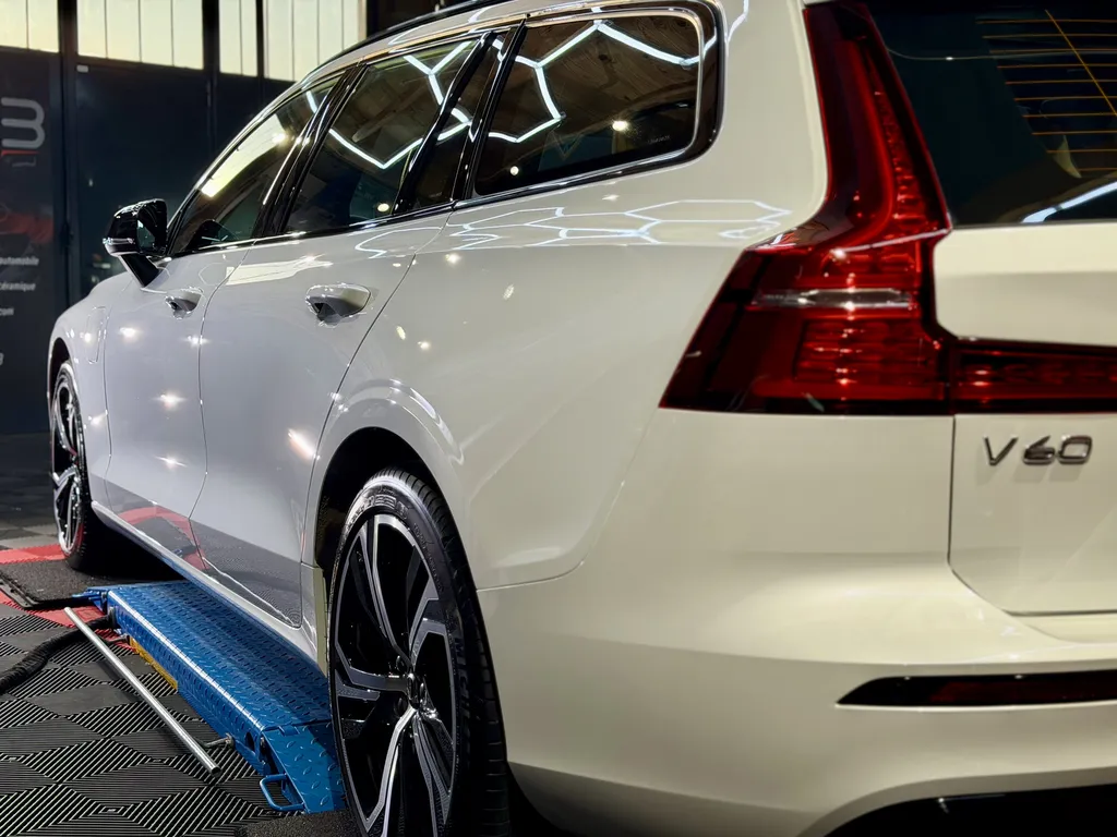 Rénovation carrosserie et traitement céramique Volvo V60 à Brindas près de Lyon Ouest avec polissage professionnel haut de gamme