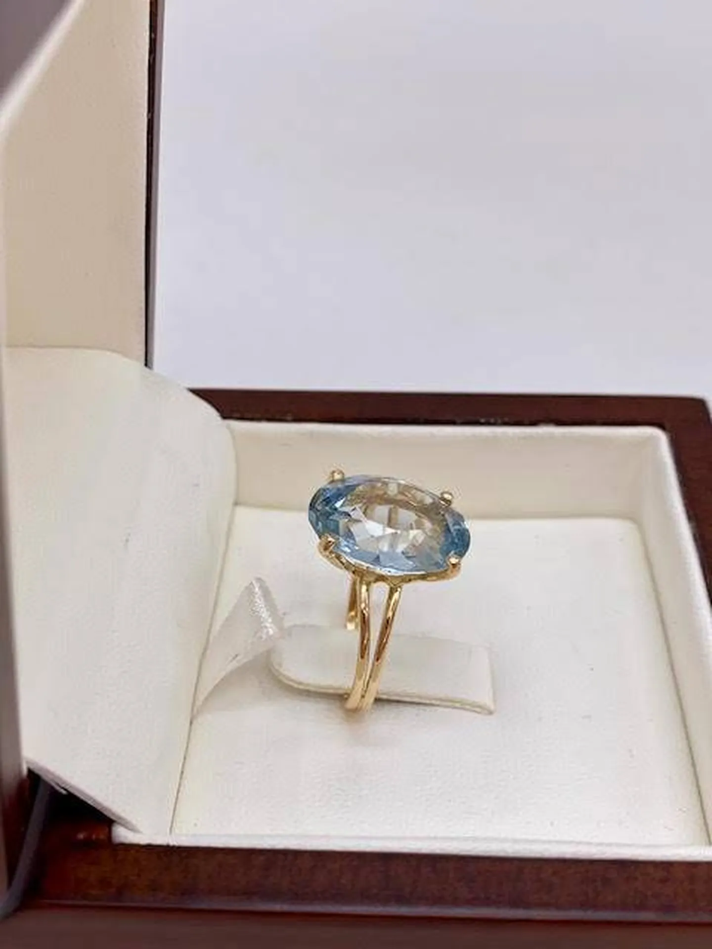 Symbole de Pureté: La Bague Topaze Bleue d'Or Ligne à La Teste près de Sanguinet