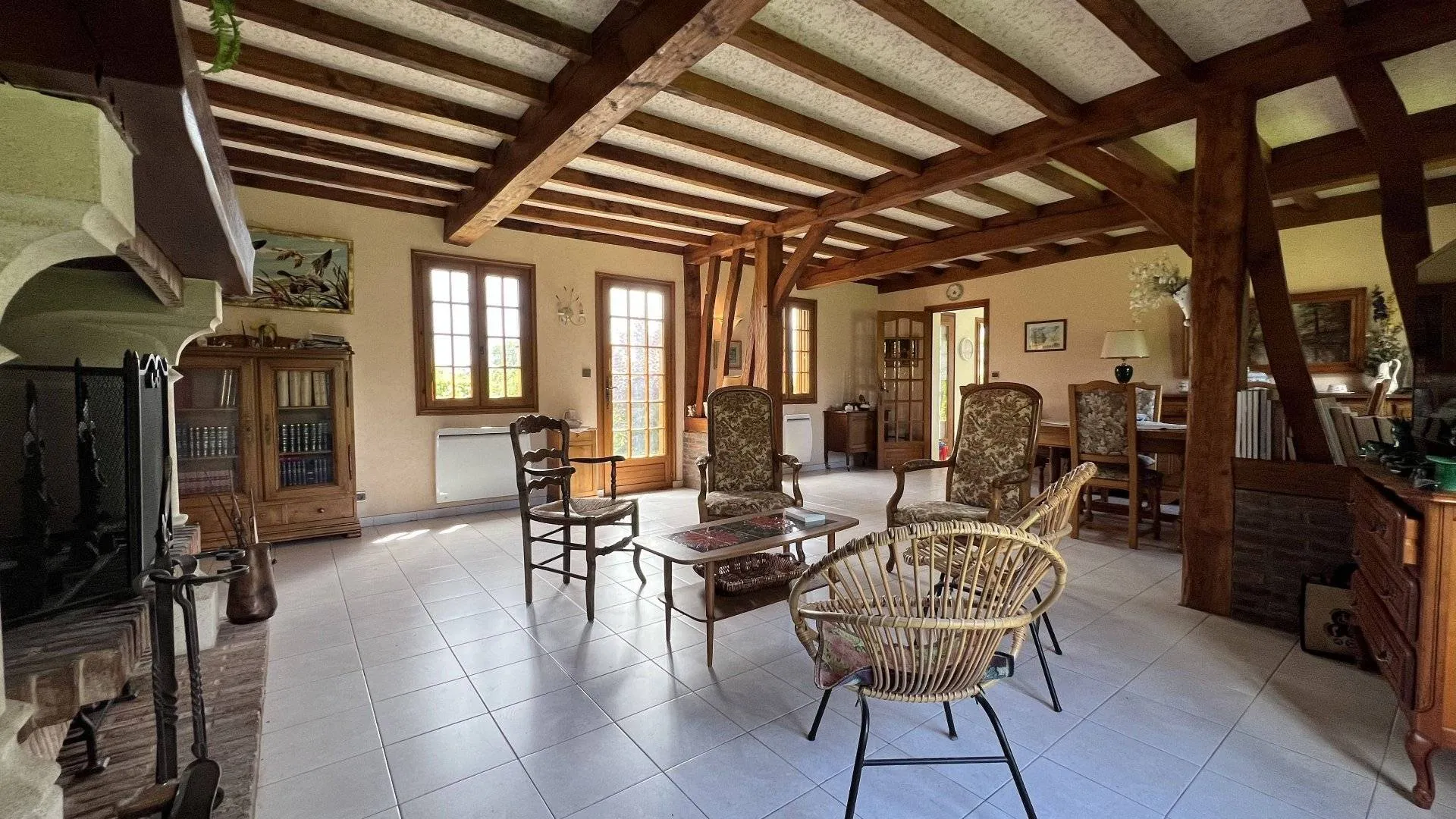 SOUS OFFRE Longère de 303m² avec maison principale 129m², 3 chambres, dépendances et garage, sur terrain arboré 8526m², idéal pour vie au calme à Saint-Riquier-en-Rivière 76440.