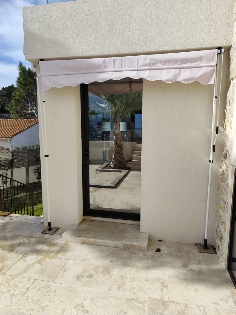 Pose de films solaire anti chaleur sur un puit de lumière et fenêtres chez un particulier au Rove 13