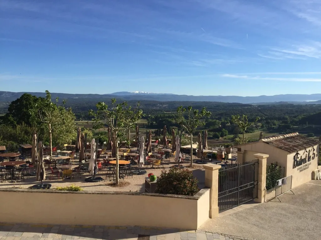 La terrasse du Bistrot le 5 avec une superbe vue sur le Mont Ventoux
