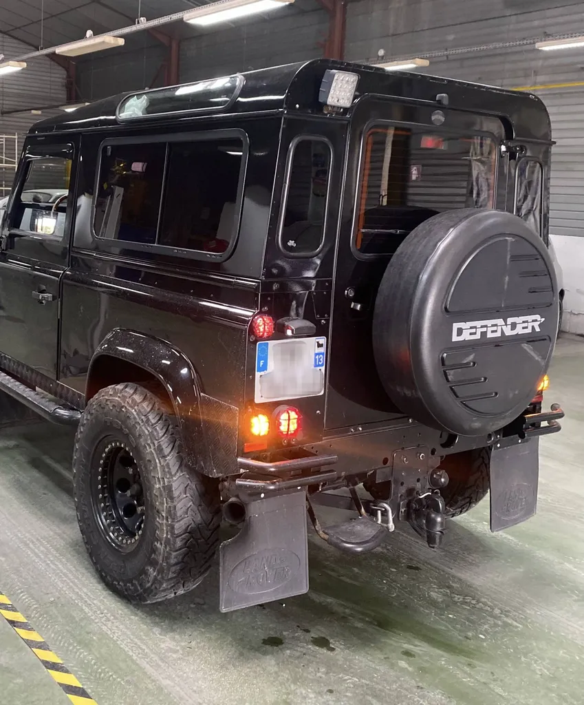 Un 4x4 Land Rover Defender passe son contrôle technique chez Autosur Martigues près d'Istres