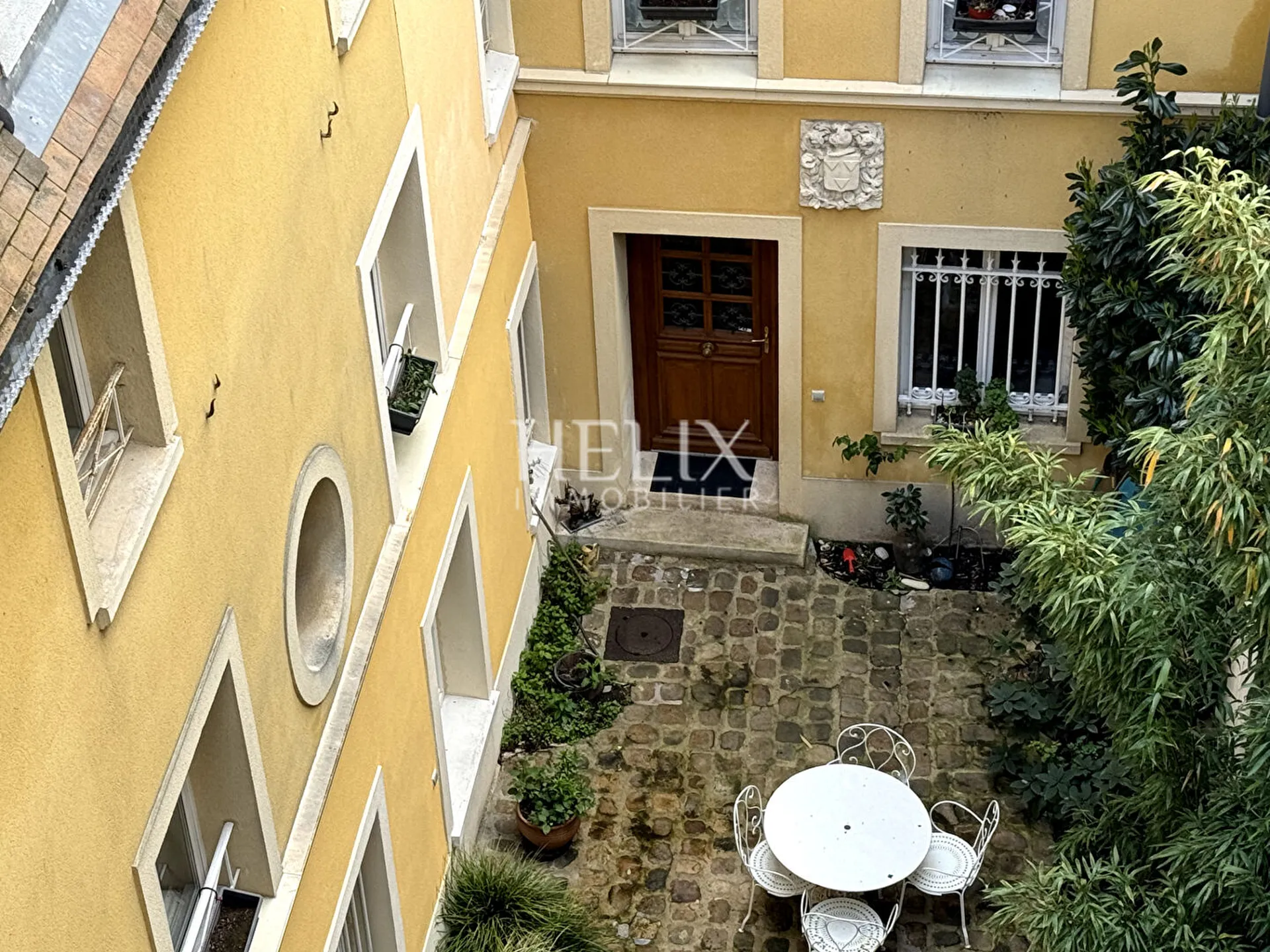 A vendre appartement situé en dernier étage d'un immeuble ancien, à 5 minutes à pied du RER A, le château de Saint Germain en Laye.