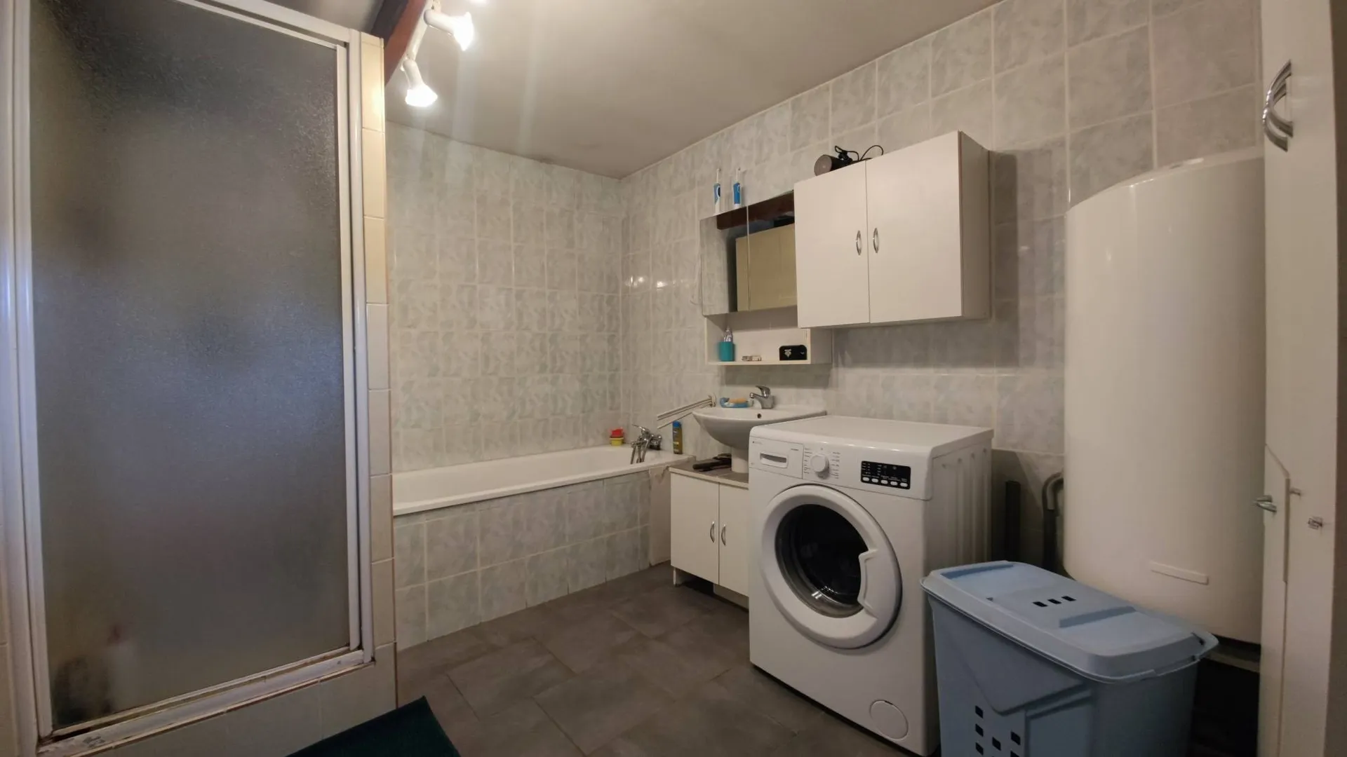 Longère de 135 m² habitables, bâtie sur un terrain de 2688 m² paysagé et clos.