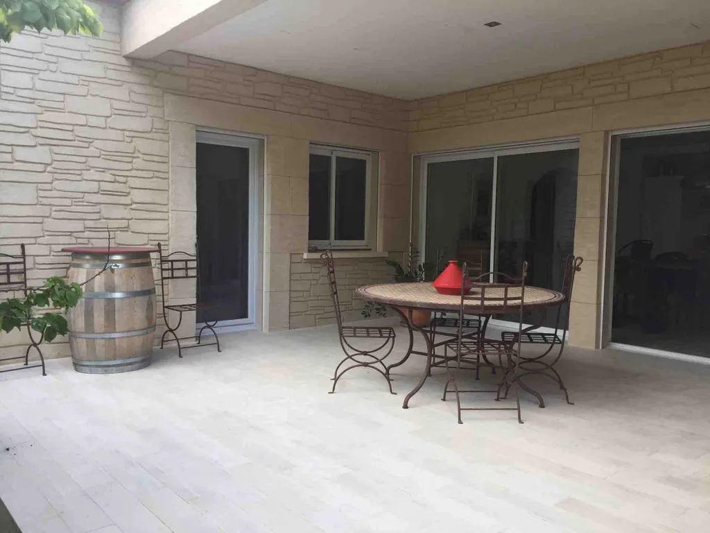Décoration des façades autour d’une terrasse à Béziers dans l’Hérault