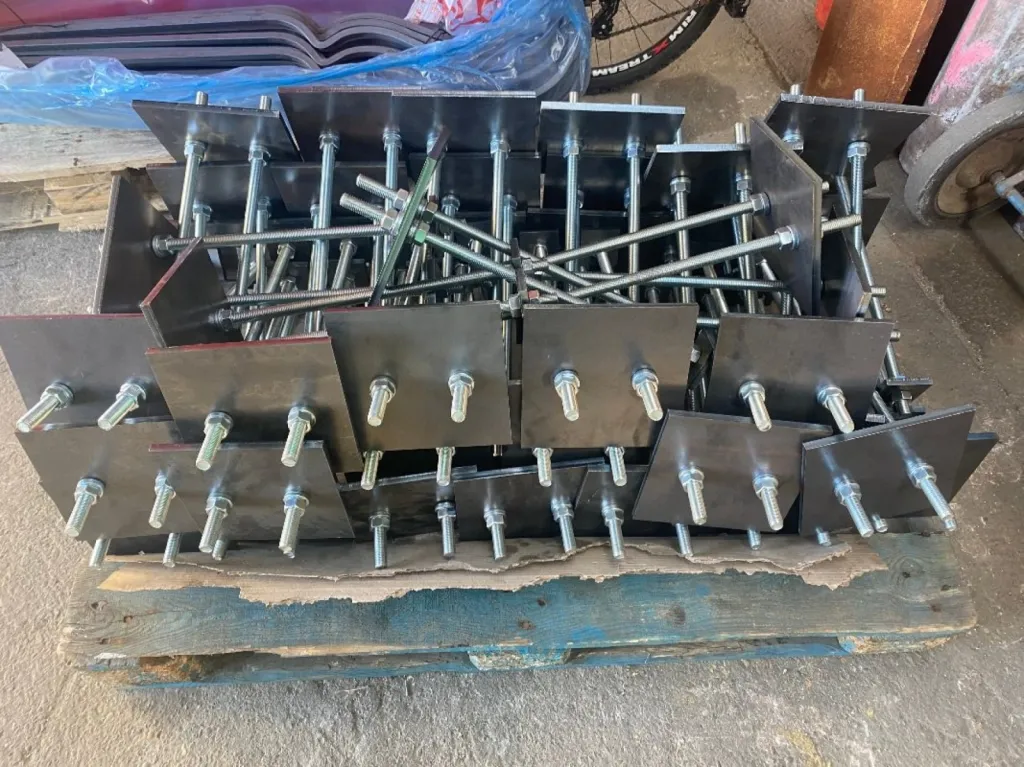 FABRICATION DE PLATINE ACIER AVEC PERCAGES ET  AVEC TIGES FILETEES A MARTIGUES DANS NOS ATELIERS DE CHAUDRONNERIE 13 PACA BDR 