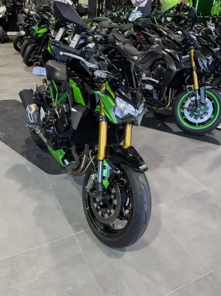 Moto Kawasaki Z900 SE 900 cm³ - vue de face - Amortisseur Öhlins - Kawasaki Nîmes