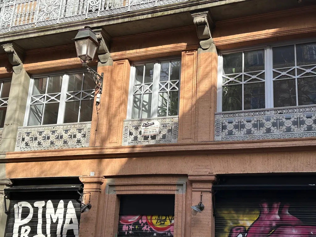 Fenêtres sur mesure : fabrication et pose par un menuisier artisan spécialisé en menuiseries bois, alu et PVC depuis plus de 40 ans à Toulouse