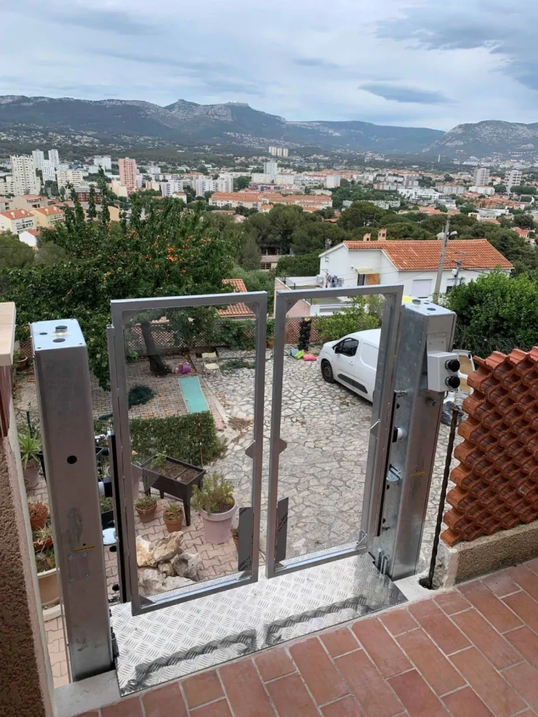 La plateforme verivcal fonctionne tel un ascenseur ne gaine ouverte avec son bouton d'appel fixé sur la structure à Toulon