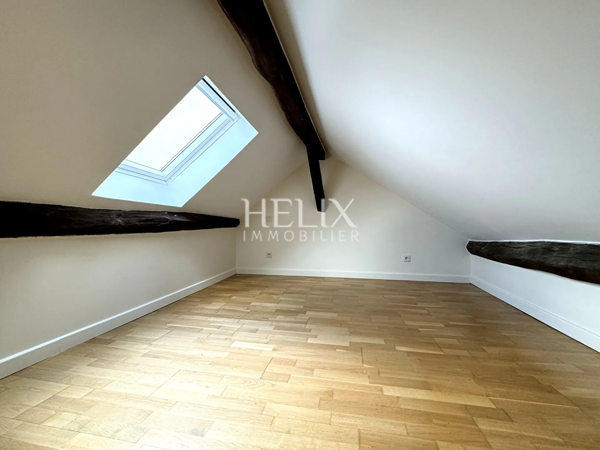 A vendre appartement situé en dernier étage d'un immeuble ancien, à 5 minutes à pied du RER A, le château de Saint Germain en Laye.