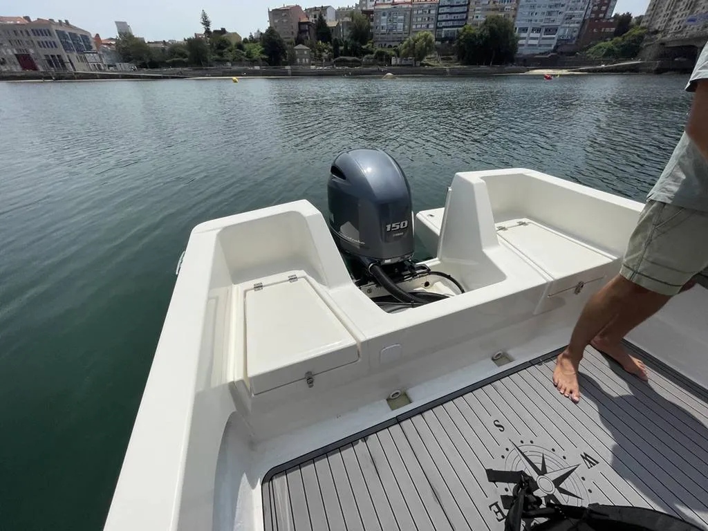 Bateau de pêche avec moteur YAMAHA