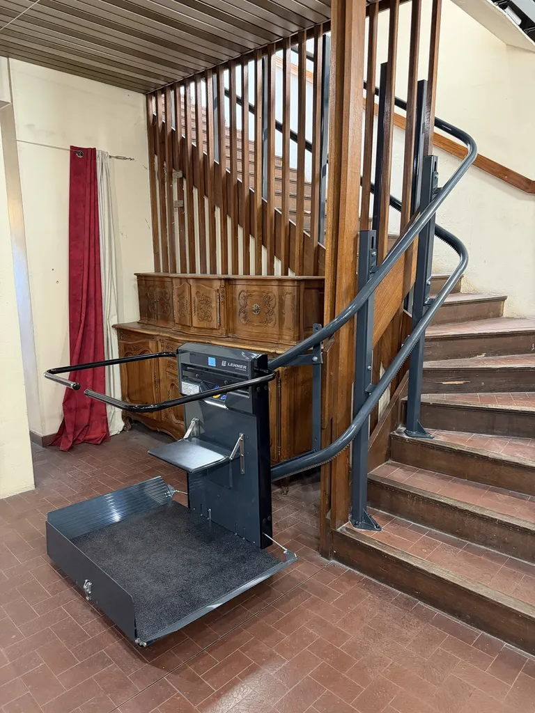 Sécurtié maximale de la plateforme oblique Lehner Stratos NG prête à partir avec volets relevés et bras abaissés à Marseille