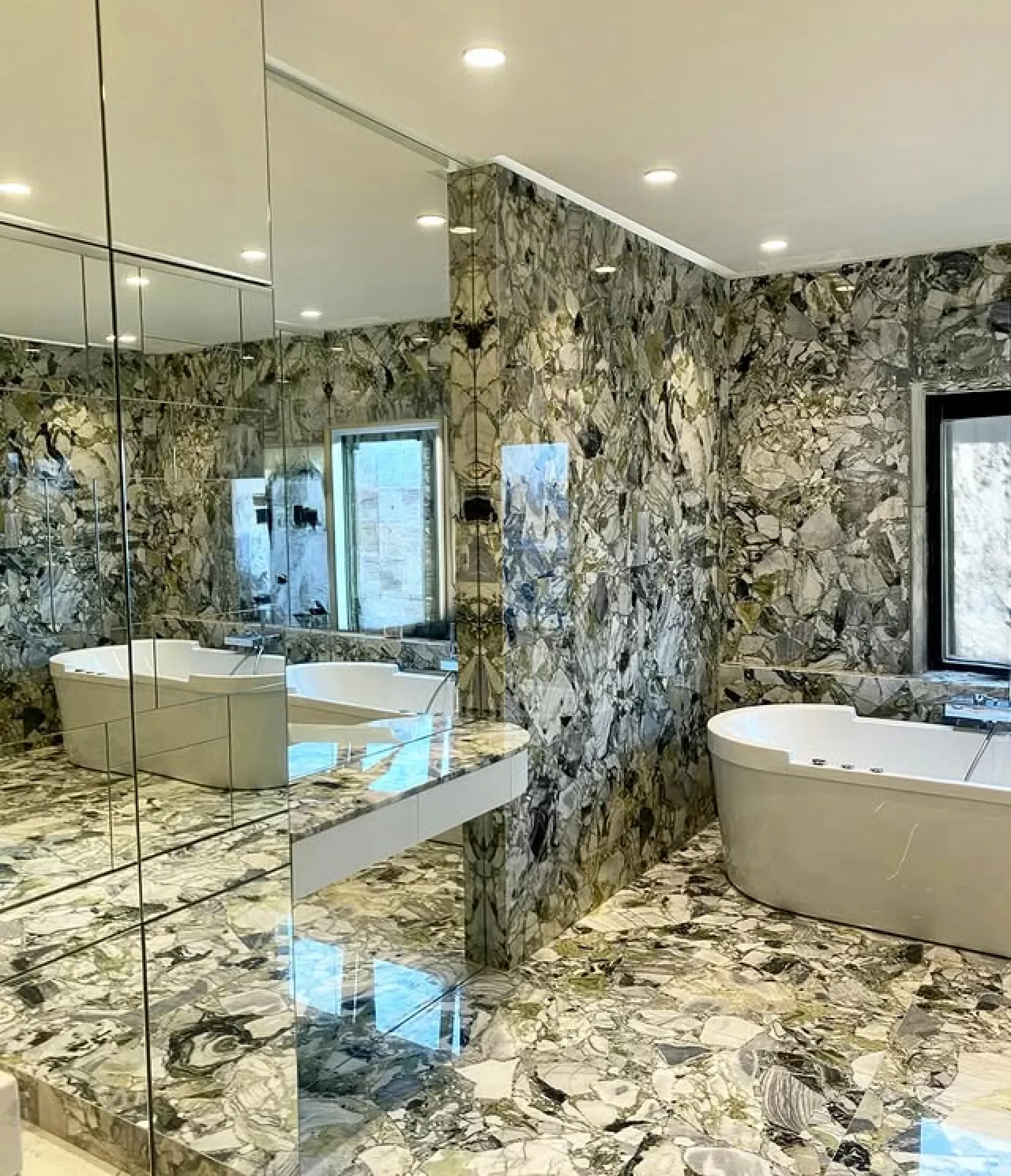 revetement sol et murs marbre white beauty pour salle de bains