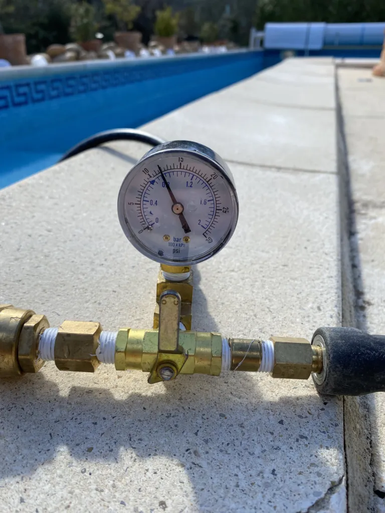 Intervention spécialisée en localisation de fuite sur piscine sans casse et sans vidange à Bordeaux dans le 33