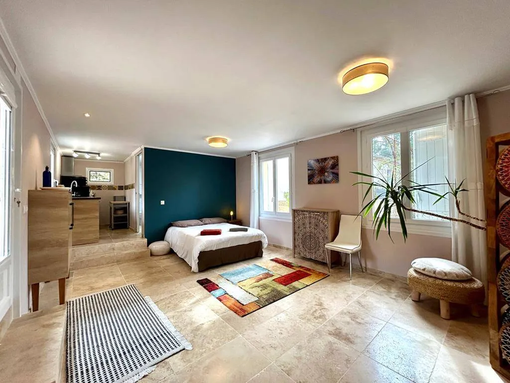 PERNES-LES-FONTAINES : MAISON DE PLAIN-PIED EN POSITION DOMINANTE AU COEUR D'UNE PINÈDE   