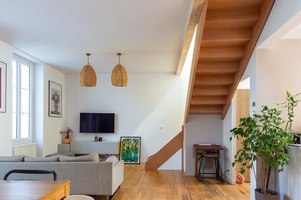 Un espace repas imaginé par AKIKO ARCHITECTURE dans une échoppe de la Bastide, articulant surélévation et extension afin de créer un véritable intérieur-extérieur tourné vers le jardin