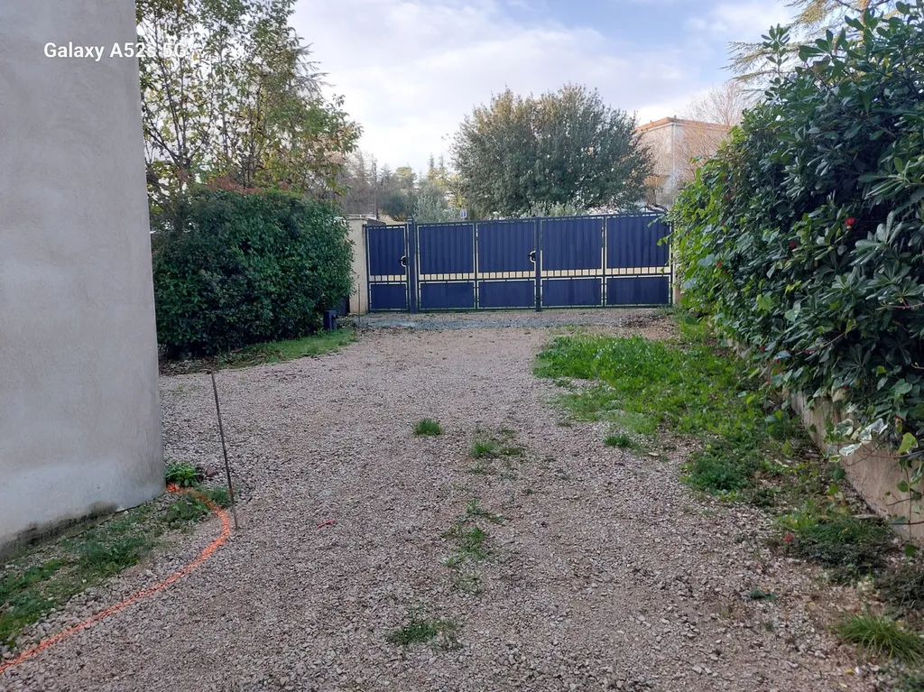 application d'enrobé de bitume noir pour réfection d'un chemin de propriété sur Saint maximin la sainte baume dans ke Var