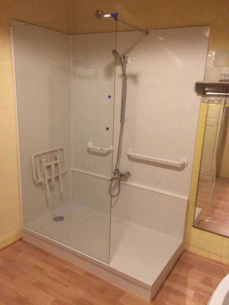 Remplacement baignoire par douche sénior sécurisée