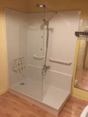 Remplacement baignoire par douche sénior sécurisée