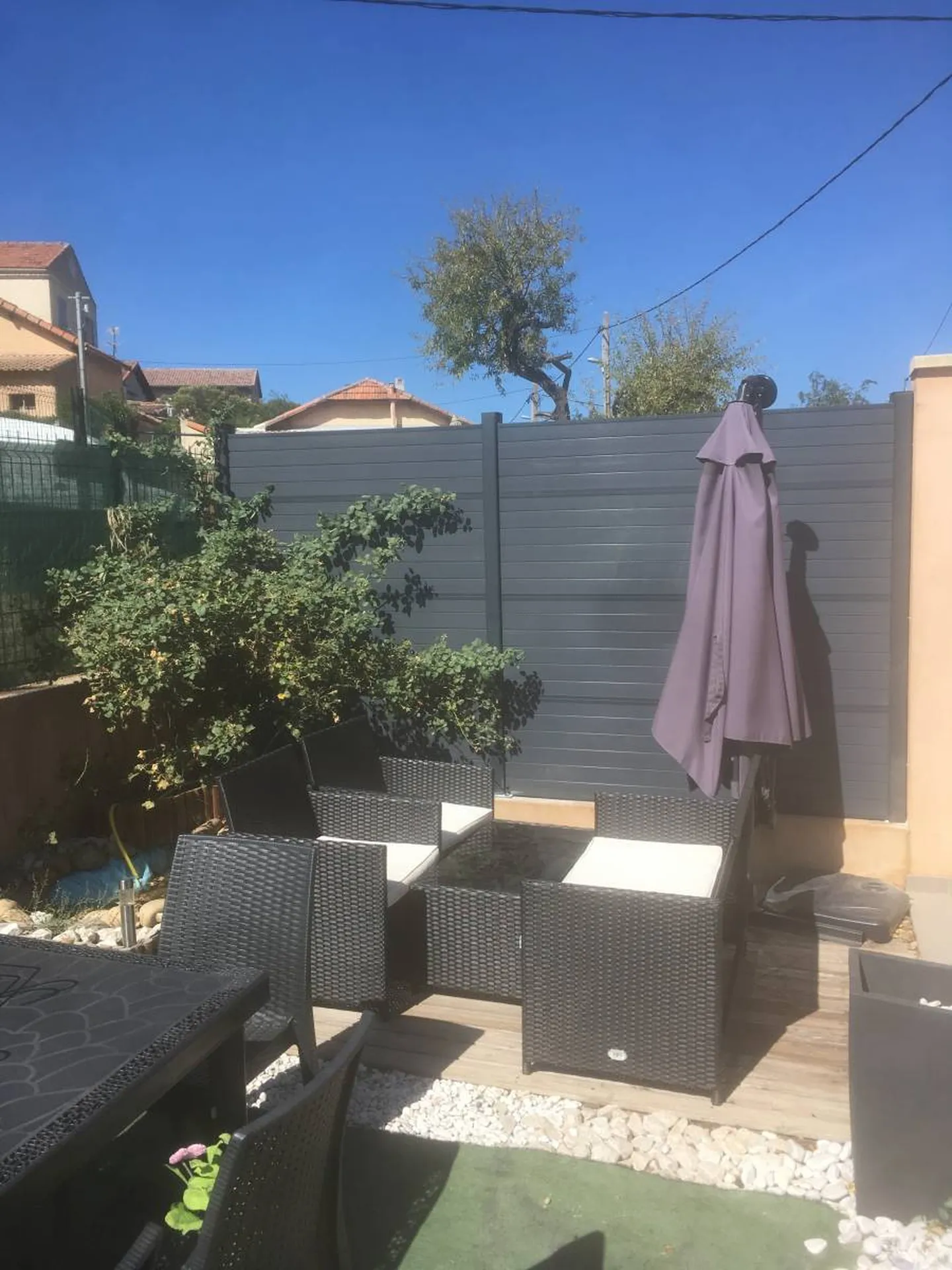 Pose d'une clôtures composite sur platine avec poteaux  chez un particulier aux Pennes Mirabeau