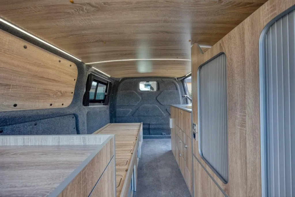 Ford Transit Custom Long aménagé sur-mesure à Grenoble : un van familial équipé pour la montagne iséroise